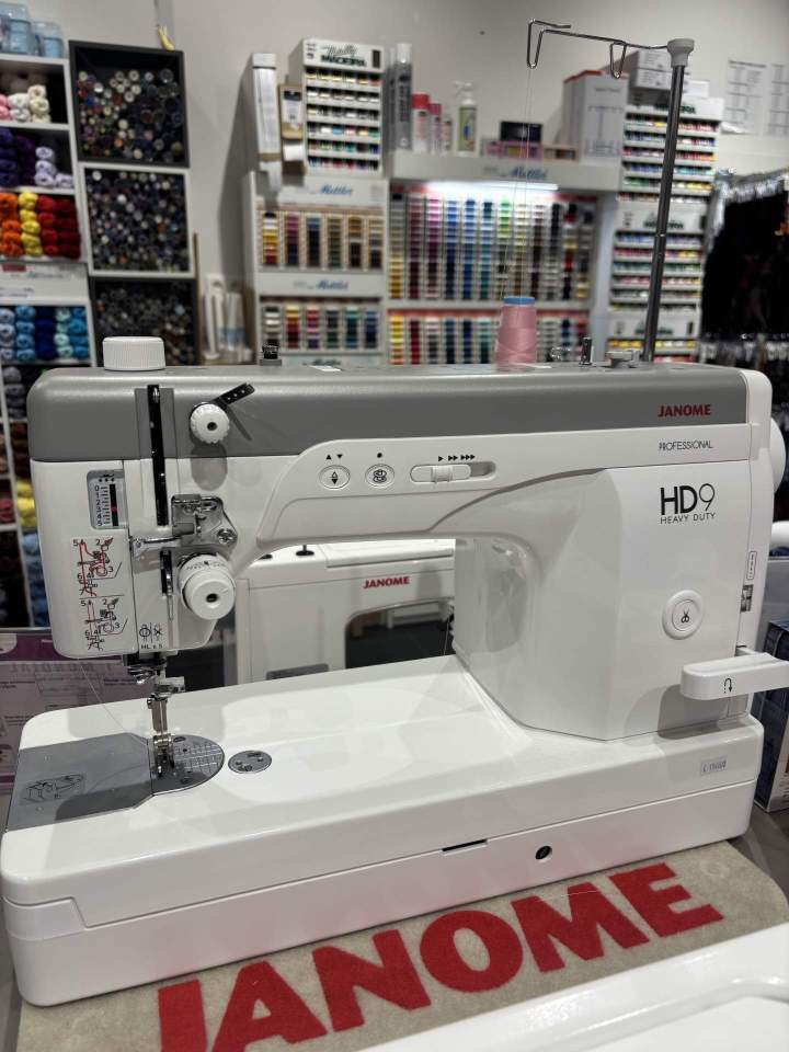 L’entreprise Machine à coudre JMV à La ville-du-Bois est spécialisé dans la vente d’équipements de couture pour professionnels.